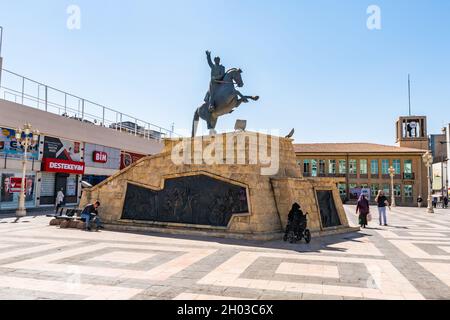 Gaziantep Ataturk Statue vue pittoresque à couper le souffle lors d'une journée de ciel bleu en été Banque D'Images