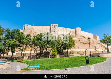 Le château de Gaziantep Kalesi offre une vue panoramique à couper le souffle lors d'une journée de ciel bleu en été Banque D'Images