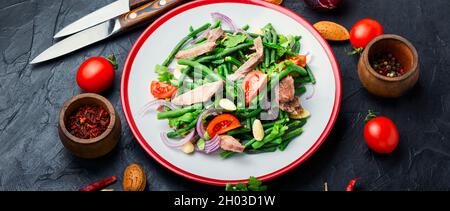 Salade diététique avec langue de veau, haricots asperges, tomate et herbes.salade saine avec langue de boeuf tranchée Banque D'Images