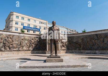 Kayseri Republic Square Ataturk Monument vue pittoresque à couper le souffle de la statue lors d'une journée du ciel bleu en été Banque D'Images