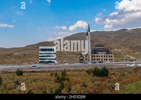 Kayseri Mont Erciyes vue pittoresque à couper le souffle de la Mosquée lors d'une journée du ciel bleu en été Banque D'Images