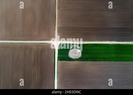 Collage d'images agricoles d'une vue aérienne du champ avec engrais dans un bol Banque D'Images