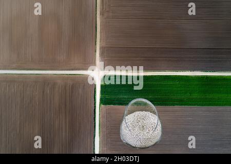 Collage d'images agricoles d'une vue aérienne du champ avec engrais dans un bol Banque D'Images