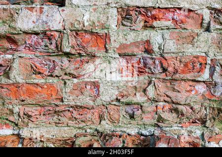 Gros plan de l'ancien mur de briques rouge endommagé Banque D'Images
