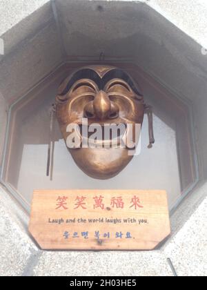 , - 16 novembre 2013: Un masque riant à Bukchon Hanok Village Séoul Corée du Sud Banque D'Images