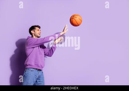 Photo portrait homme jouant au basket-ball dans un arrière-plan isolé couleur pastel violet Banque D'Images