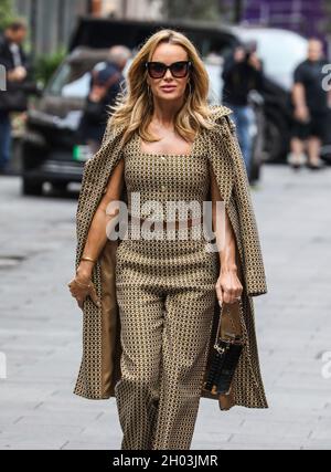 Londres, Royaume-Uni.08 octobre 2021.Amanda Holden a été vue à Leicester Square pour soutenir la journée « Make some Noise Charity Day » de Global radio.Crédit : SOPA Images Limited/Alamy Live News Banque D'Images