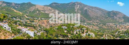 Vue panoramique sur le paysage de montagne environnant depuis le village de Mijas Pueblo.Costa del sol, Andalousie, Espagne Banque D'Images