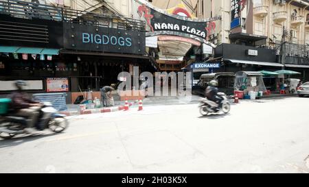 Sukhumvit soi 4 Nana Plaza et Big Dogs vide Street Banque D'Images