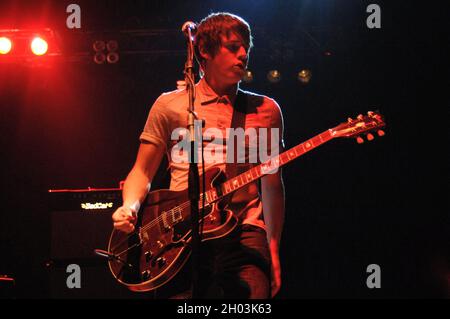 Milan Italie 2007-03-18 : concert en direct du groupe Arctic Monkeys au Rolling Stones , le guitariste Jamie Cook Banque D'Images