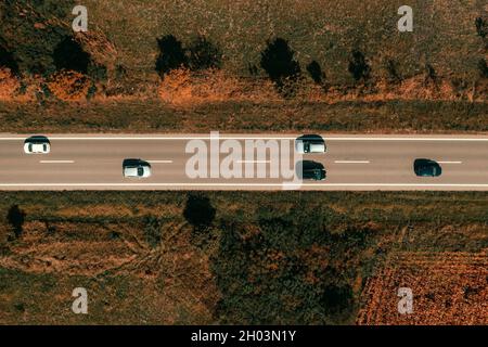 Cinq voitures sur la route, prises aériennes de drone pov, perspective de haut en bas Banque D'Images
