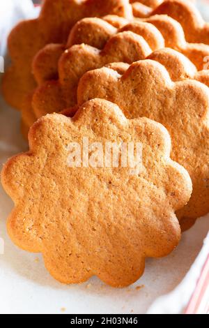 Pepparkakor , biscuits suédois au gingembre. Banque D'Images