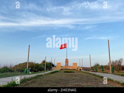 Monument du drapeau sur l'île de Phu Quy, Vietnam.La belle île est située à 120 km de Phan Thiet, une destination intéressante en été. Banque D'Images