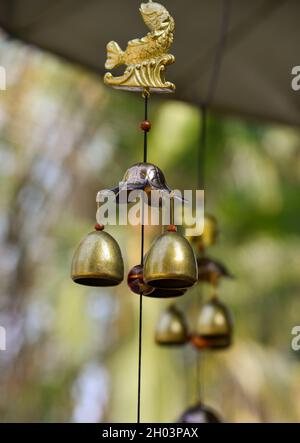 Carillons éoliens vendus dans la boutique de souvenirs de la ville antique de Luang Phrabang, Laos. Banque D'Images