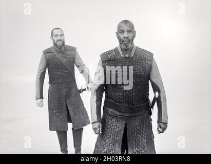 DENZEL WASHINGTON et BERTIE CARVEL dans LA TRAGÉDIE DE MACBETH (2021), dirigée par JOEL COEN.Crédit : A24/IAC films / Album Banque D'Images