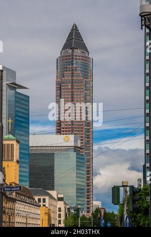 Vue imprenable sur Messeturm, ou Tour du parc des expositions, un gratte-ciel dans le quartier Westend-Süd de Francfort, en Allemagne, par une journée nuageux.Malgré son nom,... Banque D'Images