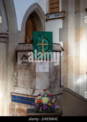 Chaire d'albâtre à la décoration raffinée, datant du XIXe siècle, dans l'église de Sainte-Anne, Baslow, Derbyshire, Royaume-Uni Banque D'Images