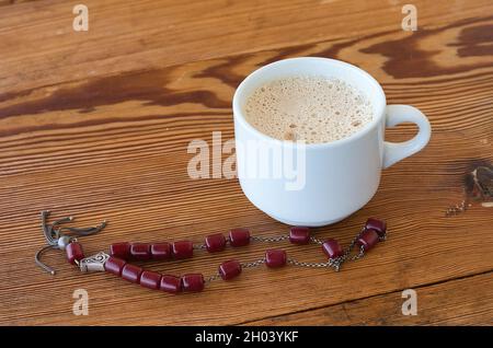 café traditionnel fait main, sur une table en bois Banque D'Images