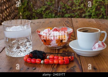 café traditionnel fait main, sur une table en bois Banque D'Images