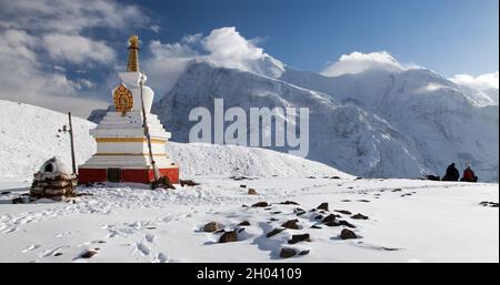 Vue panoramique sur Annapurna 2 II, 3 III, 4 IV, Ganggapurna et Kangsar Kang, la gamme Annapurna avec stupa, chemin vers Thorung la Pass, rond Annapurna circ Banque D'Images