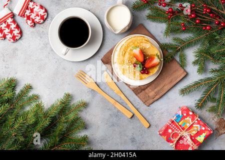 Petit déjeuner de Noël et cadeaux décorés de branches d'arbres de Noël.Vue de dessus Banque D'Images