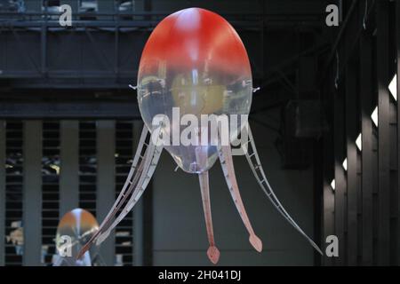 Tate Modern, Londres, Royaume-Uni.11 octobre 2021.La nouvelle installation, appelée « In Love with the World », comprend des machines flottantes appelées aérobies.L'artiste Anicka Yi a créé son projet le plus important et le plus ambitieux à ce jour dans le Hall turbine de Tate Modern pour la prestigieuse Commission Hyundai.Les travaux seront exposés au Tate du 12 octobre 2021 au 16 janvier 2022.Credit: Imagetraceur/Alamy Live News Banque D'Images