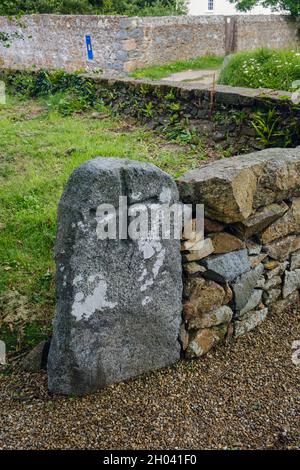 menhir préhistorique incorporé dans le mur de l'église de l'église Saint-Sauveur, Saint-Sauveur, Guernesey, îles Anglo-Normandes Banque D'Images