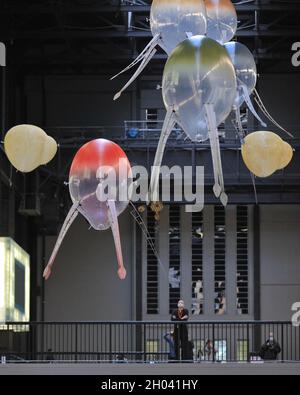 Tate Modern, Londres, Royaume-Uni.11 octobre 2021.La nouvelle installation, appelée « In Love with the World », comprend des machines flottantes appelées aérobies.L'artiste Anicka Yi a créé son projet le plus important et le plus ambitieux à ce jour dans le Hall turbine de Tate Modern pour la prestigieuse Commission Hyundai.Les travaux seront exposés au Tate du 12 octobre 2021 au 16 janvier 2022.Credit: Imagetraceur/Alamy Live News Banque D'Images