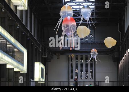 Tate Modern, Londres, Royaume-Uni.11 octobre 2021.La nouvelle installation, appelée « In Love with the World », comprend des machines flottantes appelées aérobies.L'artiste Anicka Yi a créé son projet le plus important et le plus ambitieux à ce jour dans le Hall turbine de Tate Modern pour la prestigieuse Commission Hyundai.Les travaux seront exposés au Tate du 12 octobre 2021 au 16 janvier 2022.Credit: Imagetraceur/Alamy Live News Banque D'Images