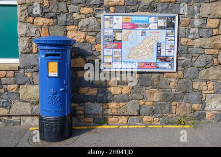 Boîte postale bleue et carte touristique de Guernesey au magasin et garage de Morrrons, Perelle, Guernesey, Iles Anglo-Normandes Banque D'Images