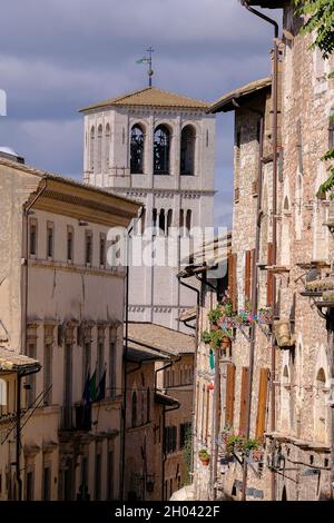 Vue générale du centre historique d'assise au bout de la rue vue sur la chapelle de la basilique Saint François Banque D'Images
