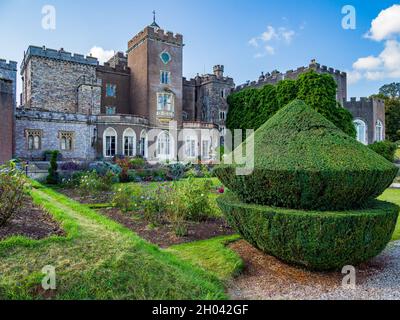 Maison historique et château dans le sud-est du Devon. Banque D'Images