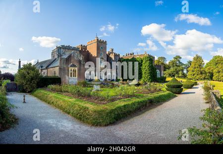 Ancienne maison et château avec jardin de roses à Devon Banque D'Images