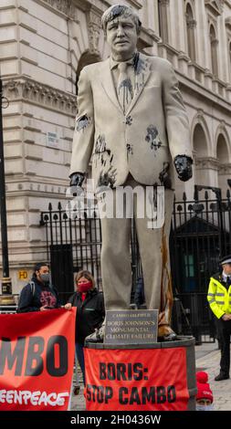 Londres, Royaume-Uni.11 octobre 2021.Greenpeace protestant contre le bloc pétrolier de Cambo Whitehall à l'extérieur de Downing Street Londres crédit: Ian Davidson/Alay Live News Banque D'Images