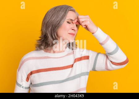 Photo de profil de triste blanc coiffure dame main nez porter pull isolé sur fond jaune Banque D'Images