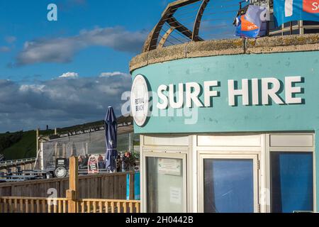 Boutique de location de surf à Fistral Beach à Newquay en Cornouailles. Banque D'Images