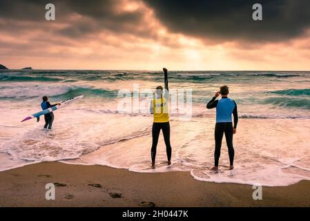 Un entraîneur avec des membres du Newquay Surf Lifesaving Club signalisation lors d'une session d'entraînement sur la plage de Fistral à Newquay en Cornouailles. Banque D'Images