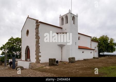 L'ancienne église de Santa Maria do Castelo, située au niveau central dans les murs du château d'Abrantes, Portugal, Europe Banque D'Images