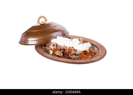 Kebab traditionnel turc en plaque de cuivre avec yaourt et couverture en cuivre. iskender sur fond blanc. Banque D'Images