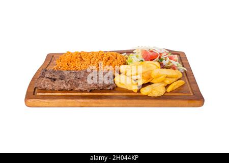 Turc adana kebab. Avec légumes, frites, boulgour dans une assiette de service en bois sur fond blanc. adana sis, adana kebap, kiyma kebap Banque D'Images