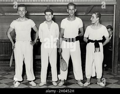 Sport en Argentine dans les années 1920 – ici, les joueurs sont dénoyautés dans des vêtements de sport blancs pour un double jeu de pelota a paleta.Ce jeu est sur un terrain inhabituel et joué avec une balle en cuir dur et en utilisant des paletas en bois (raquettes, pagaies ou chauves-souris comme montré ici).Leurs chaussures sont très fragiles par rapport aux baskets portées aujourd'hui.Ces joueurs sont au Club Sportivo Barracas, un club sportif dans le barrio de Barracas, Buenos Aires.Pelota un paleta est une variante du jeu basque pelota.Cette photo est tirée d'un album photo/album de scrapbook assemblé dans les années 1940/50 – une photographie vintage des années 1920. Banque D'Images