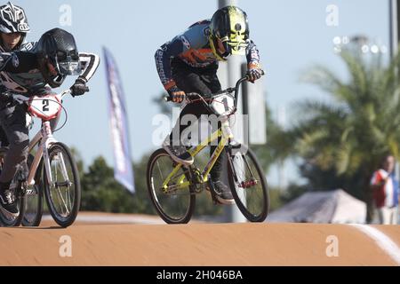 BMX Racer en compétition sur piste pendant la course nationale Banque D'Images