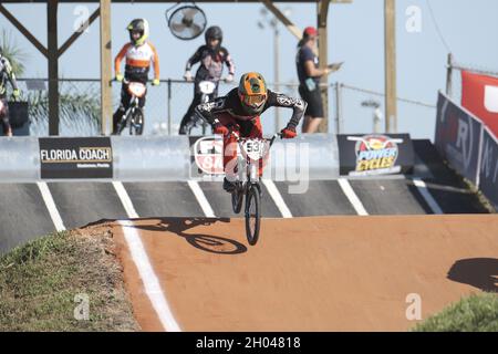 BMX Racer en compétition sur piste pendant la course nationale Banque D'Images