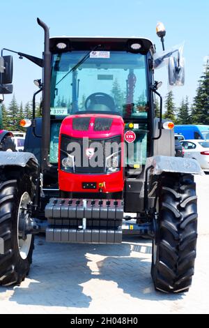 Nouveaux modèles de tracteurs au salon agricole pour l'exposition extérieure Banque D'Images