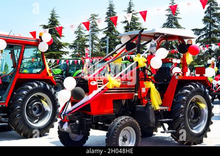 Nouveaux modèles de tracteurs au salon agricole pour l'exposition extérieure Banque D'Images