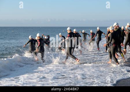 Les athlètes participant au Triathlon Torre del Mar 2021, Axarquia, Malaga, Andalousie, Costa del sol,Espagne Banque D'Images