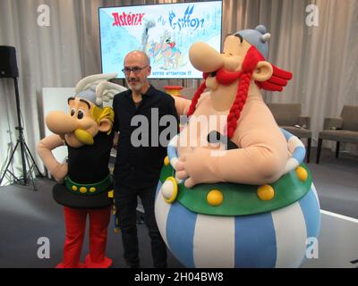 Paris, France.11 octobre 2021.Auteur de la bande dessinée Jean-Yves Ferri avec Astérix et Obélix lors de la présentation de la nouvelle bande dessinée Astérix.La bande dessinée sera publiée sur 21.10.2021.(À dpa: 'Dans la nouvelle aventure 'Astérix': Un voyage dans le froid') Credit: Sabine Glaubitz/dpa/Alamy Live News Banque D'Images