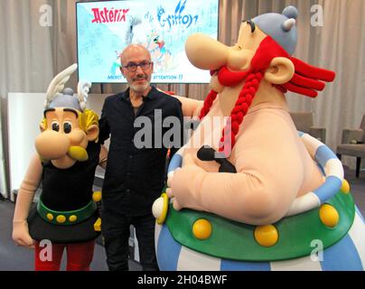 Paris, France.11 octobre 2021.Auteur de la bande dessinée Jean-Yves Ferri avec Astérix et Obélix lors de la présentation de la nouvelle bande dessinée Astérix.La bande dessinée sera publiée sur 21.10.2021.(À dpa: 'Dans la nouvelle aventure 'Astérix': Un voyage dans le froid') Credit: Sabine Glaubitz/dpa/Alamy Live News Banque D'Images