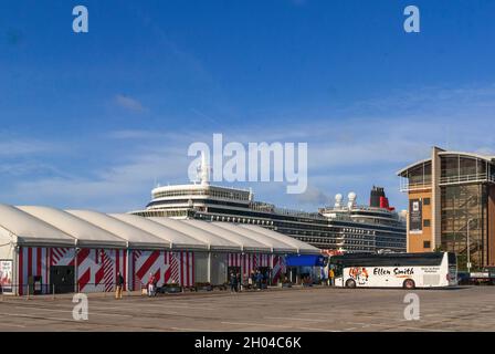 Le paquebot de croisière Cunard Queen Elizabeth au terminal de croisière de Liverpool. Banque D'Images