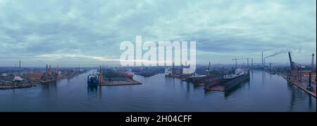 Panorama aérien le lever du soleil avec ciel nuageux sous le chantier naval de Remontova avec des navires dans des quais secs.Gdansk, Pologne, Banque D'Images